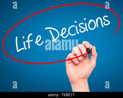 Mann Hand schreiben Leben Entscheidungen mit schwarzem Marker auf visuelle Bildschirm. Stockfoto