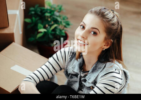 Mädchen bewegt sich zum neuen Haus Stockfoto