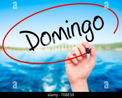 Mann Hand schreiben Domingo (Sonntag in Spanisch/Portugiesisch) mit schwarzem Marker auf visuelle Bildschirm Stockfoto