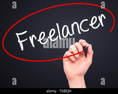 Mann Hand schreiben Freiberufler mit schwarzem Marker auf visuelle Bildschirm. Stockfoto