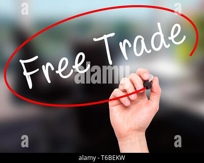 Mann Hand schreiben den freien Handel mit schwarzem Marker auf visuelle Bildschirm Stockfoto