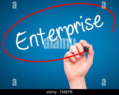 Mann Hand schreiben Enterprise mit schwarzem Marker auf visuelle Bildschirm Stockfoto