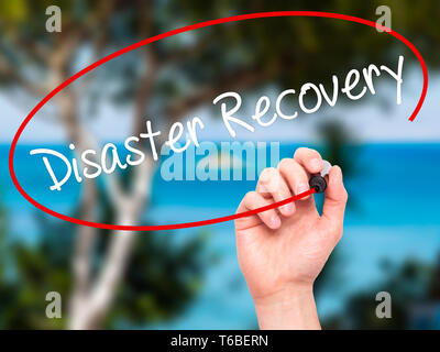 Mann Hand schreiben Disaster Recovery mit schwarzem Marker auf visuelle Bildschirm Stockfoto