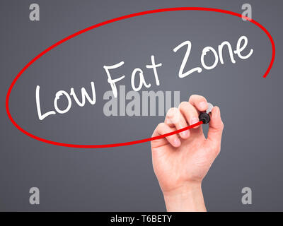 Mann Hand schreiben Low Fat Zone mit schwarzem Marker auf visuelle Bildschirm Stockfoto