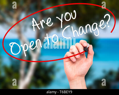 Mann Hand schreiben Sind Sie offen für Veränderungen? Mit schwarzem Marker auf visuelle Bildschirm Stockfoto