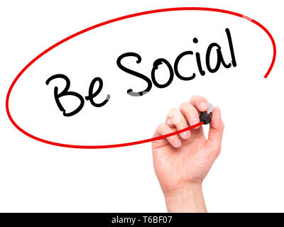 Mann Hand schreiben Soziale mit schwarzem Marker auf visuelle Bildschirm sein. Stockfoto