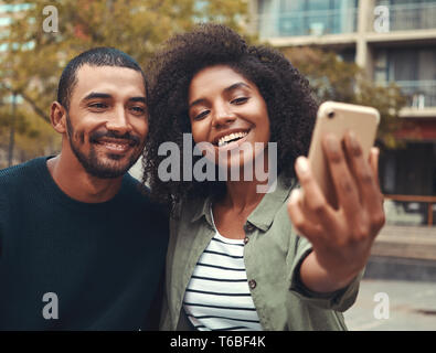 Junges Paar unter selfie auf Handy Stockfoto