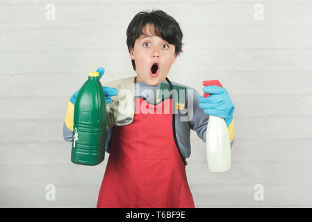 Kind betont mit Reinigungsmittel gegen Ziegel Hintergrund Stockfoto