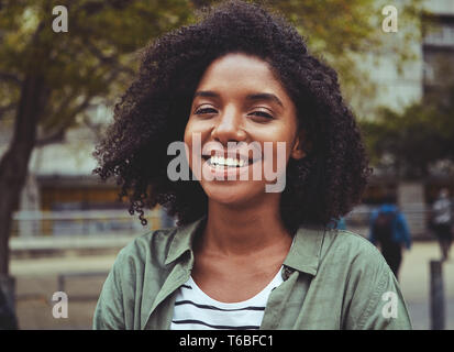 Porträt der lächelnde junge Frau im freien Stockfoto