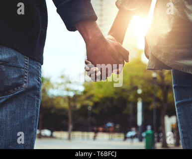 Die Hände zusammen halten im Freien Stockfoto