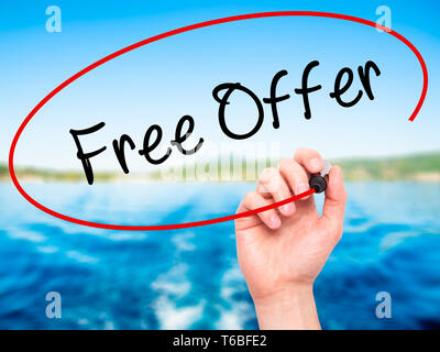 Mann Hand schreiben Kostenloses Angebot mit schwarzem Marker auf visuelle Bildschirm Stockfoto