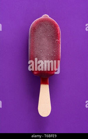 Erdbeere popsicle auf Violett Hintergrund. Ansicht von oben Stockfoto