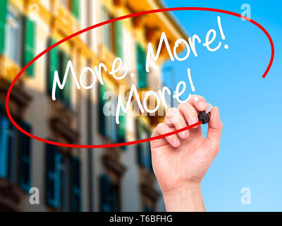 Mann Hand schreiben Mehr! Mehr! Mehr! Mit schwarzem Marker auf visuelle Bildschirm Stockfoto