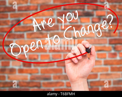 Mann Hand schreiben Sind Sie offen für Veränderungen? Mit schwarzem Marker auf visuelle Bildschirm Stockfoto