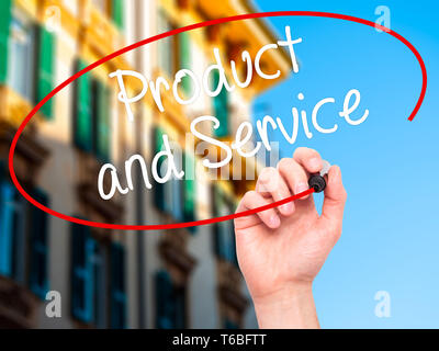 Mann Hand schreiben Produkt und Service mit schwarzem Marker auf visuelle Bildschirm. Stockfoto