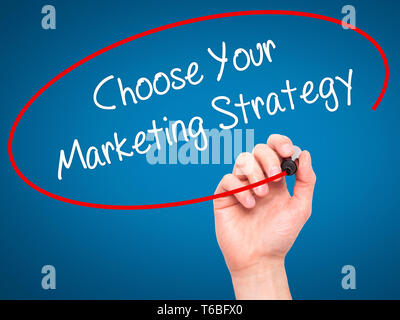 Mann Hand schreiben Wählen Sie ihre Marketing-strategie mit schwarzem Marker auf visuelle Bildschirm Stockfoto