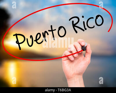 Mann Hand schreiben Puerto Rico mit schwarzem Marker auf visuelle Bildschirm Stockfoto