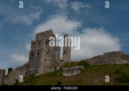 Blick auf die Ruinen des Corfe Castle, Chippenham, Wiltshire, England, Großbritannien Stockfoto