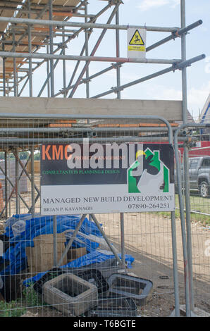 Zeichen für Baumaßnahmen an der neuen Entwicklung Stockfoto