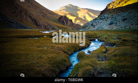 Blick auf den Sonnenuntergang zu Tash-Rabat Fluss und Tal, Provinz Naryn, Kirgisistan Stockfoto