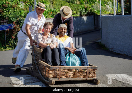 Touristen eine Rodelpartie am Monte, Funchal, Madeira Stockfoto
