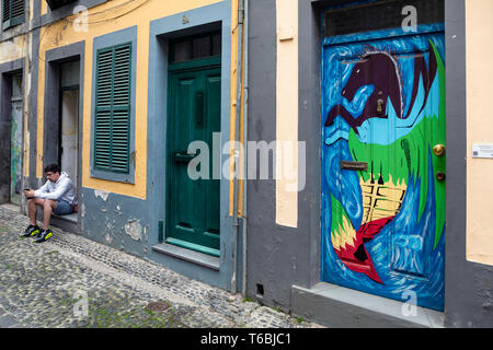 Wandbilder als Teil der Kunst der offenen Türen Projekt in der Zona Velha (Altstadt) Fläche von Funchal, Madeira lackiert Stockfoto