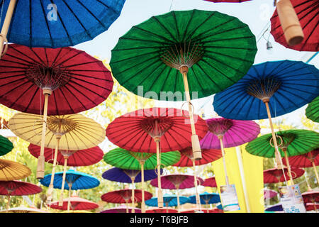 Bunten Sonnenschirmen im Tempel in Thailand hängen. Stockfoto