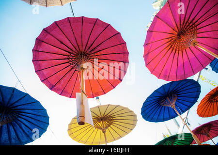 Regenschirme im Tempel auf den Himmel von Thailand hängen. Stockfoto