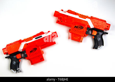 Spielzeug. Nerf N-Strike Elite Stryfe Blaster auf weißem Hintergrund Stockfoto