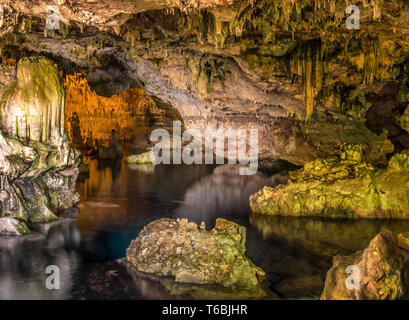 Neptuns Grotte (Grotta di Nettuno) Eine natürliche Tropfsteinhöhle in der Nähe von Alghero, Sardinien, Italien. Zugänglich, wenn die Gewässer ruhig sind durch eine steile Treppe Stockfoto