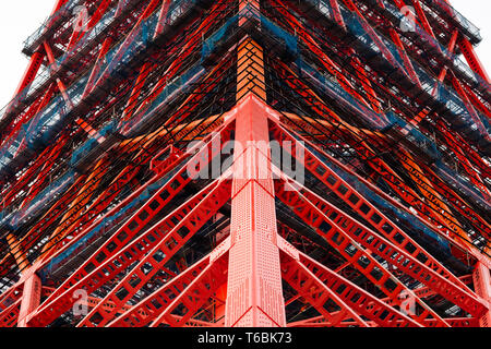 Eine enge komplizierte Blick auf die Basis der Japanischen iconic Tokyo Tower. Stockfoto