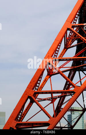 Eine enge komplizierte Blick auf die Basis der Japanischen iconic Tokyo Tower. Stockfoto