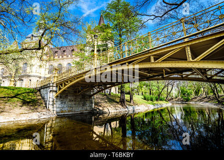 Die Burg von Vajdahunyad im Varosliget Park. Torhaus Turm, Brücke über den Bach Stockfoto