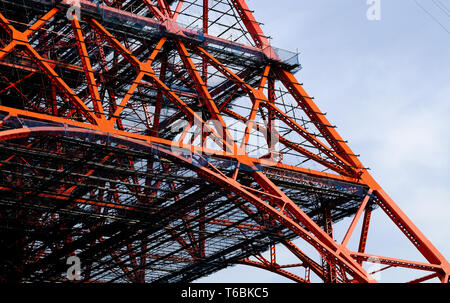 Eine enge komplizierte Blick auf die Basis der Japanischen iconic Tokyo Tower. Stockfoto