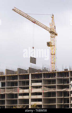 Kran angehoben Schalung Bau von mehrgeschossigen Wohnbau Stockfoto