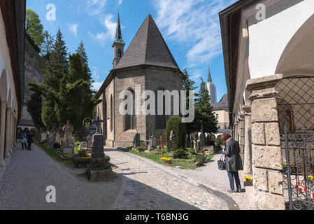 Salzburg Friedhof, Blick auf den Petersfriedhof Friedhof und Rückseite der Margarethenkapelle in der Altstadt (Altstadt) Quartal Salzburg, Österreich. Stockfoto