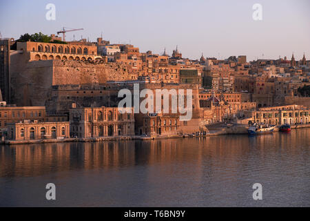 Am frühen Morgen Blick auf Valletta Befestigungsanlagen aus dem Wasser des Grand Harbour. Malta Stockfoto