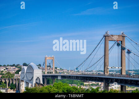 Die Royal Albert Eisenbahnbrücke und daneben die Tamar Road Bridge, Saltash, Plymouth, Devon, Großbritannien Stockfoto