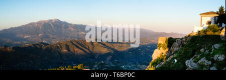 Panoramablick auf den Maroma von Castillo de Comares, Axarquia, Andalusien, Costa del Sol. Spanien Stockfoto