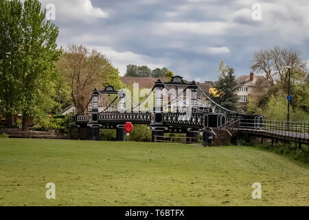 Die Fähre Brücke Fußgängerbrücke über den Fluss Trent an stapenhill Gärten, Burton upon Trent. Staffordshire. England Stockfoto