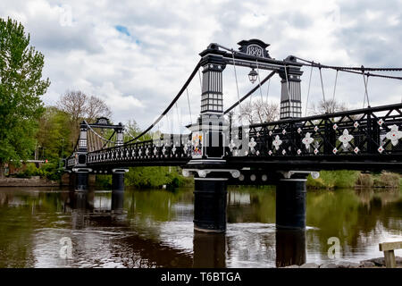 Die Fähre Brücke Fußgängerbrücke über den Fluss Trent an stapenhill Gärten, Burton upon Trent. Staffordshire. England Stockfoto