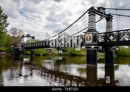 Die Fähre Brücke Fußgängerbrücke über den Fluss Trent an stapenhill Gärten, Burton upon Trent. Staffordshire. England Stockfoto