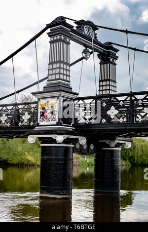 Die Fähre Brücke Fußgängerbrücke über den Fluss Trent an stapenhill Gärten, Burton upon Trent. Staffordshire. England Stockfoto