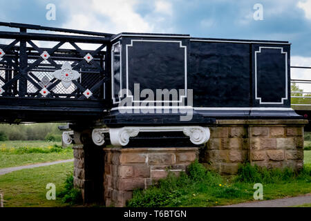 Die Fähre Brücke Fußgängerbrücke über den Fluss Trent an stapenhill Gärten, Burton upon Trent. Staffordshire. England Stockfoto