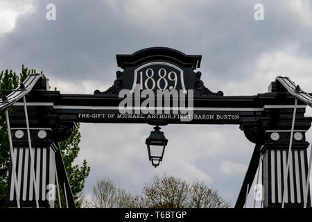 Die Fähre Brücke Fußgängerbrücke über den Fluss Trent an stapenhill Gärten, Burton upon Trent. Staffordshire. England Stockfoto