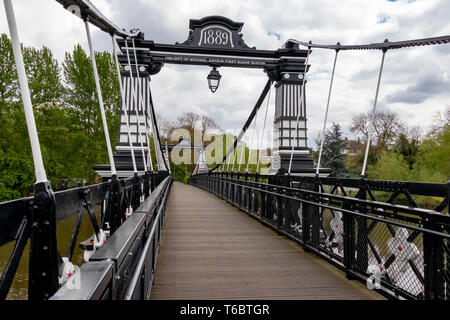 Die Fähre Brücke Fußgängerbrücke über den Fluss Trent an stapenhill Gärten, Burton upon Trent. Staffordshire. England Stockfoto