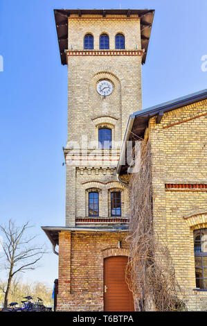 HDR Bild von einem gelben Backsteingebäude mit Uhrturm Stockfoto