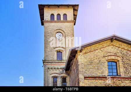 HDR Bild von einem gelben Backsteingebäude mit Uhrturm Stockfoto