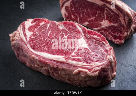 Zwei Rohmaterial Trocken Im Alter von Kobe Rib Eye Steaks auf einer Schiefertafel Stockfoto