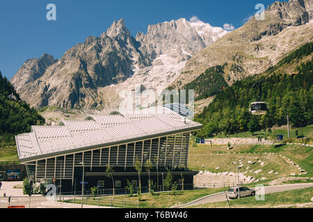 COURMAYEUR, Italien - 27. AUGUST 2018: Kabine der neuen Seilbahn SKYWAY MONTE BIANCO auf der italienischen Seite des Mont Blanc Stockfoto